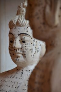 Points d'acupuncture sur statues